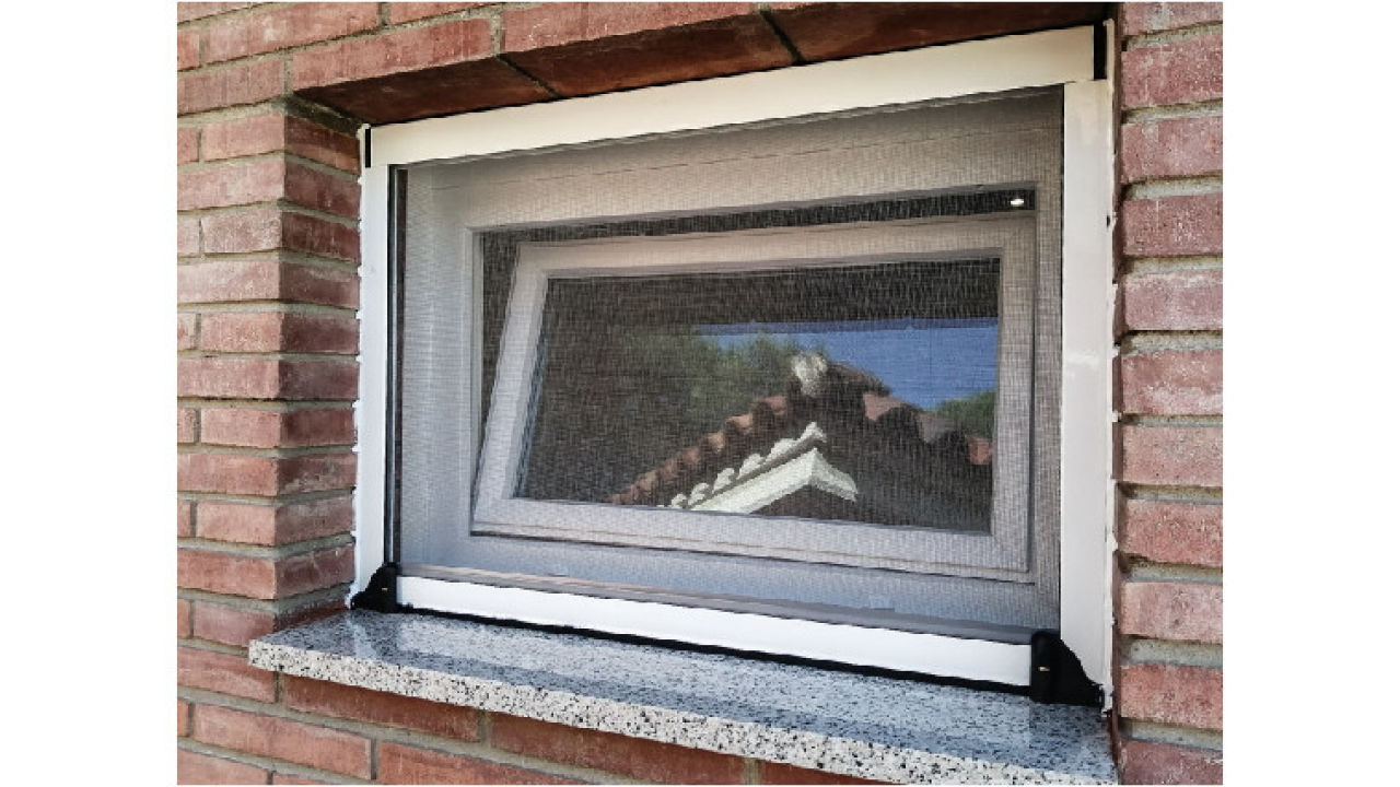 Mosquitera enrotllable vertical amb finestra oscil·lobatent de Finestra Confort