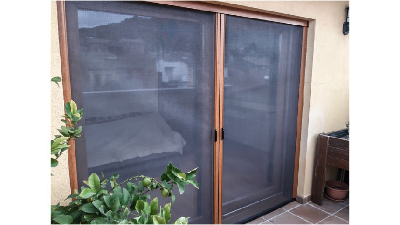 Mosquitera oruga de dues fulles amb balconera corredissa de PVC de Finestra Confort